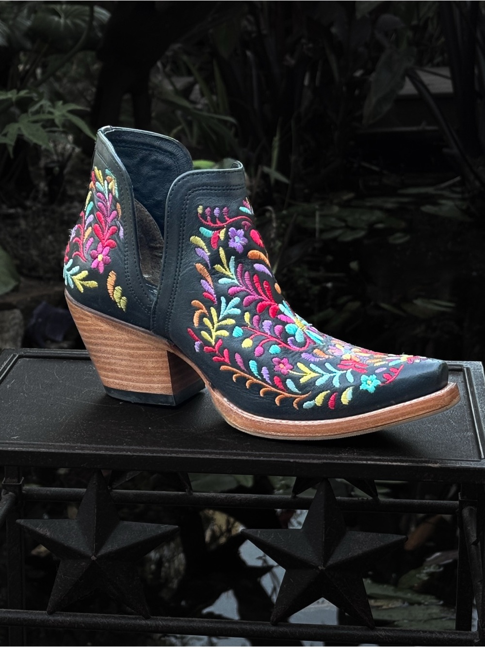 COLORFUL & STUNNING SZ 9.0 ARIAT DIXON FLORAL SNIP TOE BOOTIES
